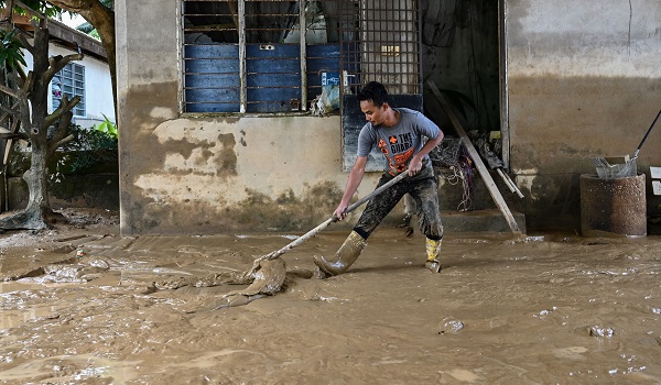 Penduduk terjejas banjir di lima negeri terus menurun malam ini