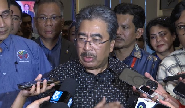 Pembeli sawit wajib keluar resit tahun depan – Johari