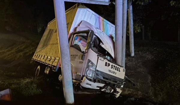 Kelindan maut, lori terbabas langgar papan tanda dekat Gurun