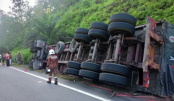 Lori muatan besi buruk terbalik, pemandu maut