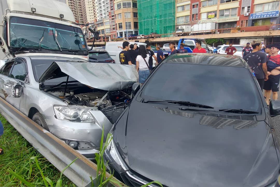 Tiga cedera, lori lima tan rempuh 11 kereta, sebuah motosikal di MRR2