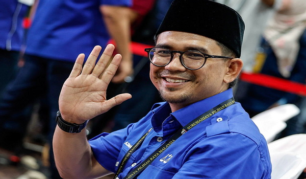 Mohd Azmawi angkat sumpah sebagai ADUN Nenggiri