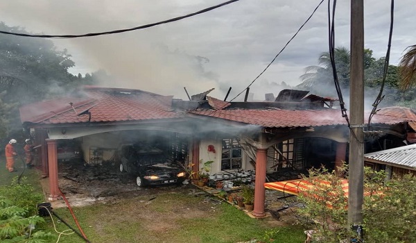 Sekeluarga tinggal sehelai sepinggang, rumah hangus