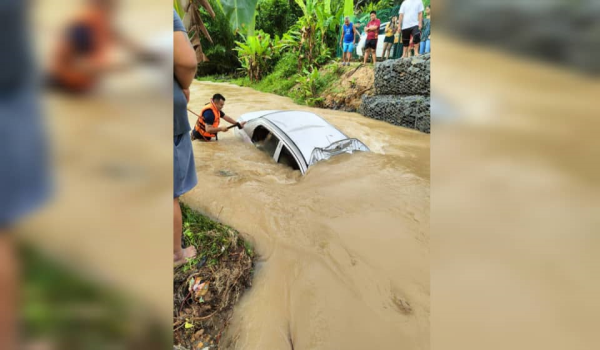 Paderi maut kereta terjunam ke parit