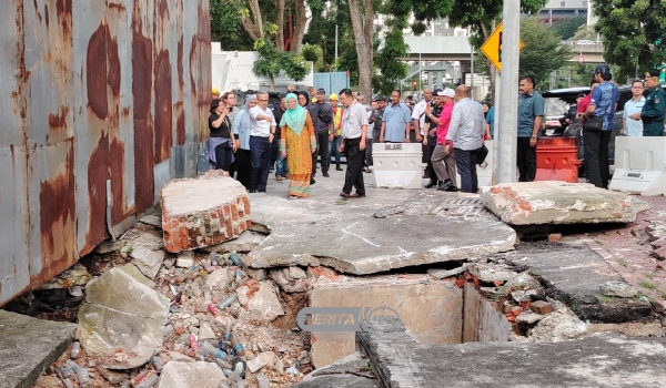 Paip pecah di Jalan Pantai Permai, siap dalam tiga minggu