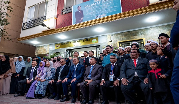 PM santuni pelajar di Wisma Seri Mutiara