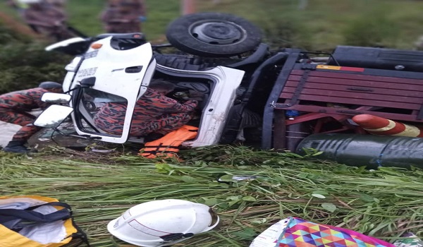 Seorang maut nahas lori terbalik