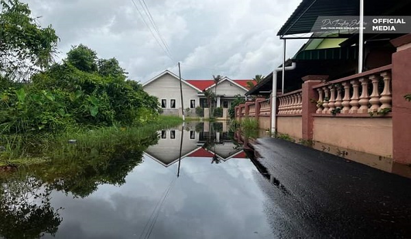 Banjir kilat: 12 rumah di Tikam Batu dinaiki air