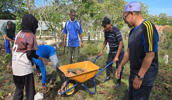 Lebih 200 penduduk gotong-royong bersih kubur Kampung Bangsal Lebah