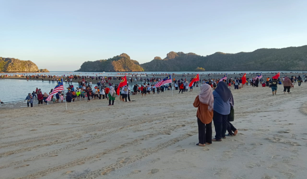 Fenomena laut terbelah tarik 3,500 pengunjung