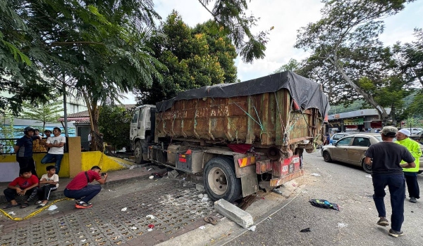Lelaki maut, lori rempuh gerai serta pagar masjid