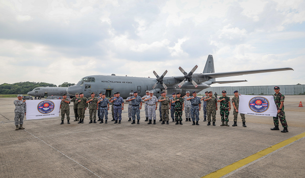 Seramai 10 pegawai Interim Observer Team (IOT) terdiri daripada enam pegawai tentera ATM serta masing-masing dua pegawai tentera daripada Indonesia dan Filipina berlepas ke Kemboja hari ini. Foto- BERNAMA