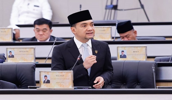 Menteri Besar Johor, Datuk Onn Hafiz Ghazi semasa pembentangan Mesyuarat Kedua Persidangan Keempat Dewan Negeri Johor ke-15 di Iskandar Puteri hari ini.