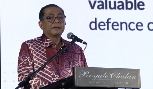 Menteri Pertahanan, Datuk Seri Mohamad Khaled Nordin berucap pada Majlis Pelancaran Kajian Separuh Penggal Kertas Putih Pertahanan di Kuala Lumpur. Foto- RTM