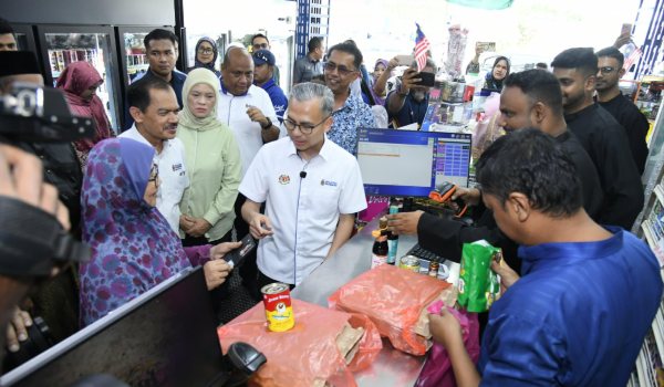 Sekitar tinjauan transaksi SARA di Pasaraya SH Bistari, Kubang Semang, Pulau Pinang/Foto Kementerian Komunikasi