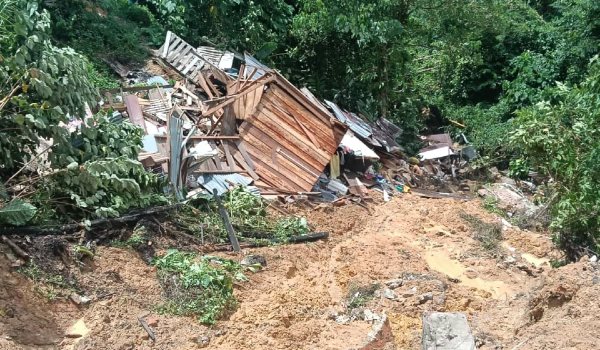 Dua rumah di Kampung Kopungit rosak dan runtuh akibat tanah runtuh