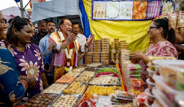 Perdana Menteri Anwar meluangkan masa meninjau persiapan masyarakat Hindu menjelang sambutan Deepavali di Little India, Brickfields/Foto PMO