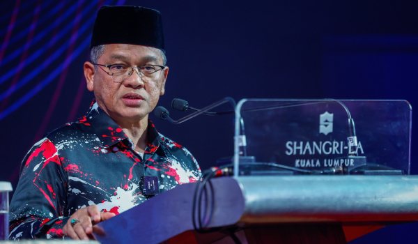 Menteri di Jabatan Perdana Menteri (Hal Ehwal Agama) Datuk Dr Mohd Na’im Mokhtar menyampaikan ucapan bagi pihak Timbalan Perdana Menteri Datuk Seri Dr Ahmad Zahid Hamidi pada Majlis Makan Malam Gala Sidang Kemuncak Halal Global 2025/Foto BERNAMA