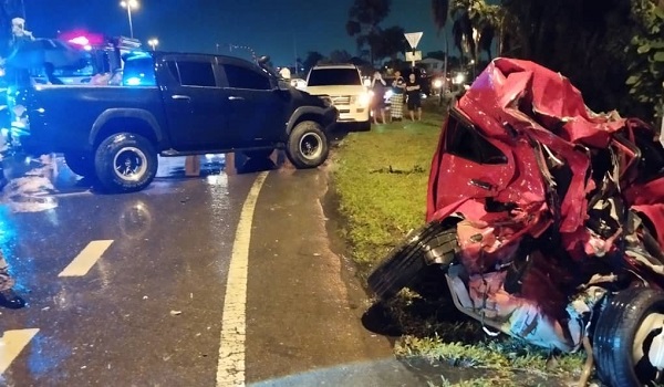 Keadaan kereta (warna merah) selepas terlibat kemalangan dengan sebuah pacuan empat roda (hitam)/JBPM Sarawak