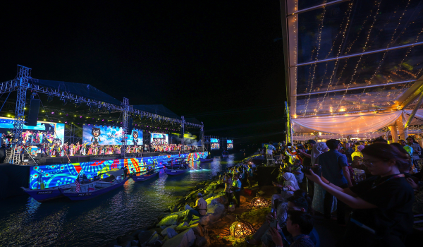 Orang ramai menyaksikan persembahan pada Majlis Pelancaran Tahun Melawat Malaysia 2026 (TMM2026) di Encore, Klebang/Foto Bernama