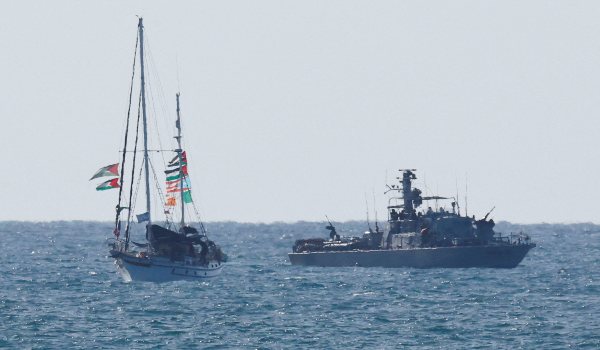 Sebuah kapal tentera laut Israel mengiringi kapal Global Sumud Flotilla ke Pelabuhan Ashdod, selepas Israel memintas beberapa kapal flotilla yang cuba menuju ke Gaza pada 2 Oktober/Foto REUTERS
