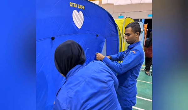 Pusat pemindahan sementara (PPS) di Dewan Serbaguna Pokok Sena