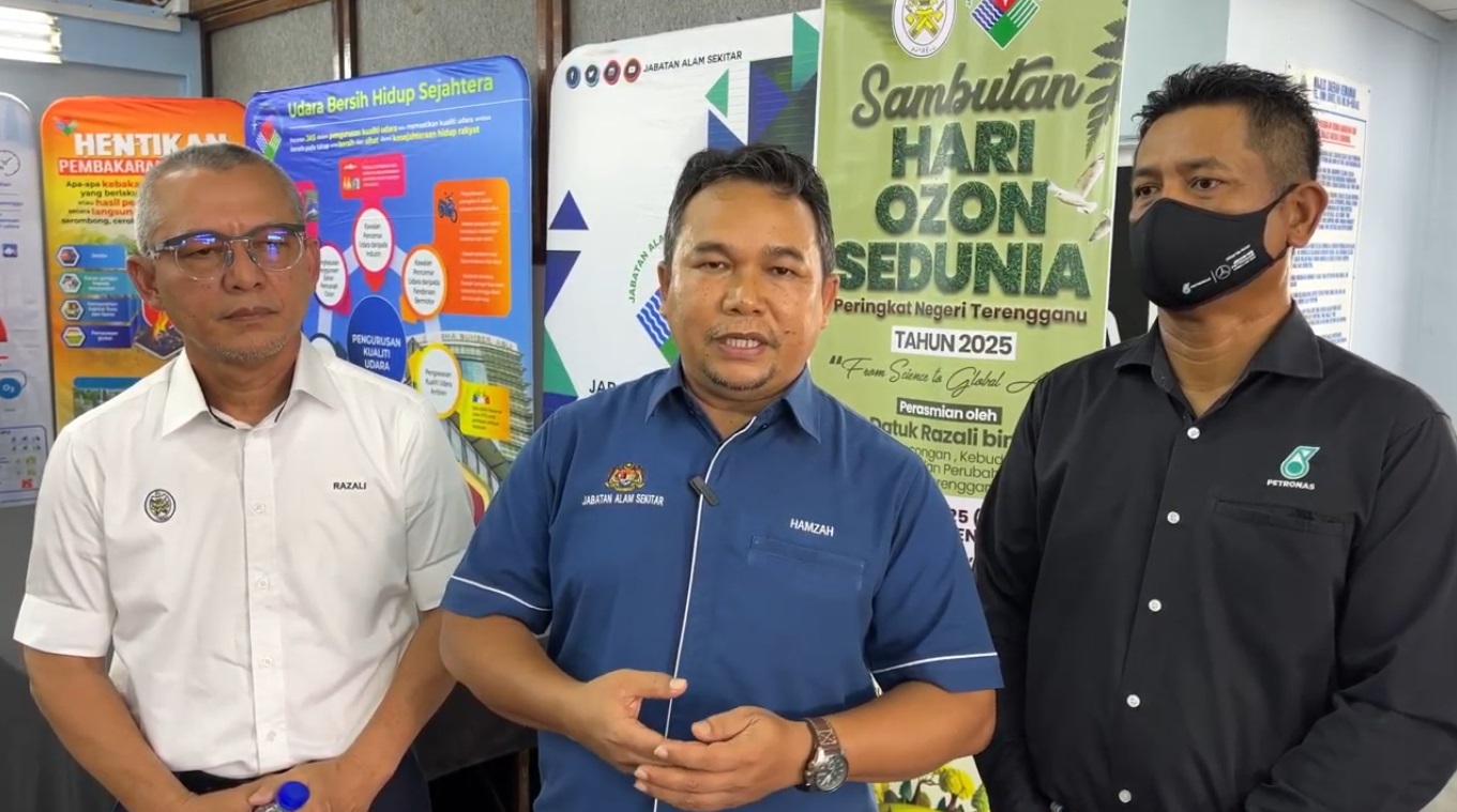 Hamzah Mohamad (tengah) selepas sambutan Hari Ozon Sedunia 2025 peringkat negeri Terengganu di Kijal, Kemaman