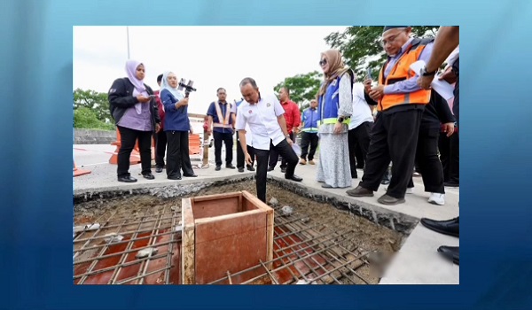 Mohd Jafni Md Shukor melakukan tinjauan kerja baik pulih struktur jalan mendap dan retak di susur keluar dari lebuh raya ke Taman Desa Mutiara, Johor Bharu