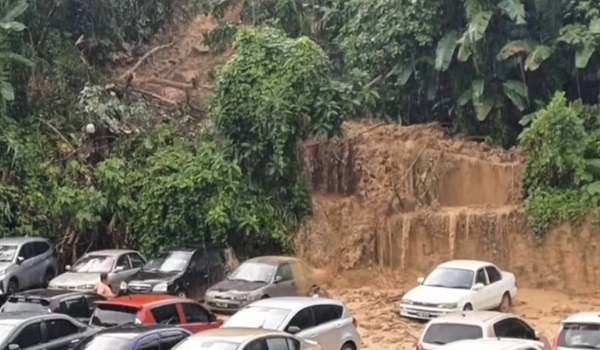 Tanah runtuh di kawasan tempat letak kenderaan berhampiran sebuah pasar raya di Paya Terubong, Pulau Pinang, hari ini