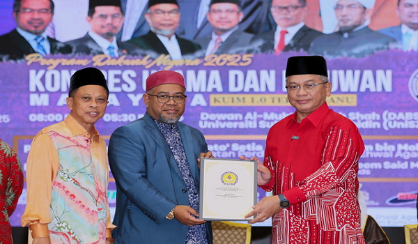 Penasihat Agama Kepada Timbalan Perdana Menteri, Datuk Dr Khairuddin Aman Razali (dua, kiri) menyerahkan resolusi kongres kepada Menteri di Jabatan Perdana Menteri (Hal Ehwal Agama), Datuk Dr Mohd Na’im Mokhtar (kanan) pada Majlis Perasmian Penutup Kongres Ulama dan Ilmuan Malaysia- Terengganu (KUIM) di Universiti Sultan Zainal Abidin (UniSZA) hari ini/ BERNAMA