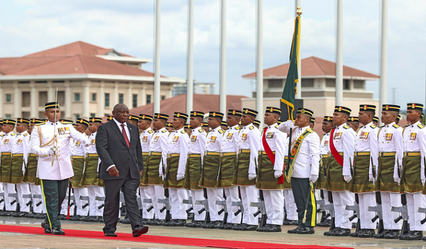 Presiden Afrika Selatan, Matamela Cyril Ramaphosa memeriksa barisan Batalion Pertama Rejimen Renjer Diraja (Istiadat) pada sambutan rasmi di Kompleks Perdana Putra, hari ini/ BERNAMA