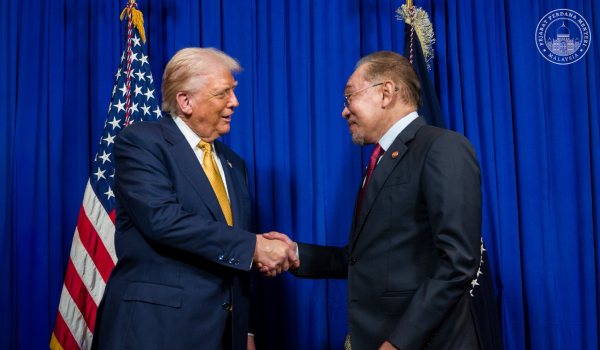 Pertemuan singkat penuh bermakna antara Presiden AS Donald Trump dan Perdana Menteri Datuk Seri Anwar Ibrahim hari ini/Foto Facebook PMO