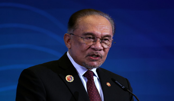 Perdana Menteri, Datuk Seri Anwar Ibrahim ketika berucap pada Majlis Makan Malam Pembukaan Sidang Kemuncak Perniagaan Bloomberg, yang diadakan di luar Sidang Kemuncak ASEAN ke-47 di Kuala Lumpur, malam tadi/ BERNAMA