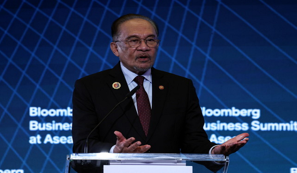 Perdana Menteri, Datuk Seri Anwar Ibrahim ketika berucap pada Majlis Makan Malam Pembukaan Sidang Kemuncak Perniagaan Bloomberg, yang diadakan di luar Sidang Kemuncak ASEAN ke-47 di Kuala Lumpur, malam tadi/ BERNAMA