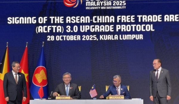 Protokol naik taraf perjanjian itu ditandatangani oleh Menteri Pelaburan, Perdagangan dan Industri (MITI), Tengku Datuk Seri Zafrul Abdul Aziz dan Menteri Perdagangan China, Wang Wentao