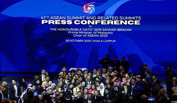 Wakil media mengambil peluang untuk bergambar bersama Perdana Menteri, Datuk Seri Anwar Ibrahim selepas sidang media Sidang Kemuncak ASEAN ke-47 dan Sidang Kemuncak Berkaitan di Pusat Konvensyen Kuala Lumpur (KLCC) hari ini/ BERNAMA