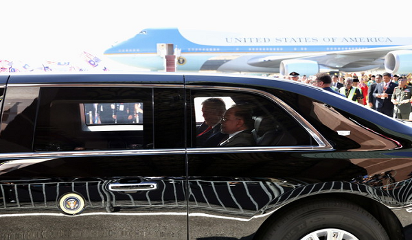 Presiden Amerika Syarikat, Donald Trump menjemput Perdana Menteri, Datuk Seri Anwar Ibrahim menaiki kenderaan rasminya yang dikenali sebagai ‘The Beast’, pada Ahad lepas/ BERNAMA