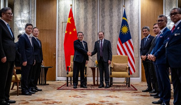 Perdana Menteri, Datuk Seri Anwar Ibrahim menzahirkan penghargaan kepada Premier China, Li Qiang pada Sidang Kemuncak ASEAN-China ke-28 di Kuala Lumpur, hari ini/Foto PMO