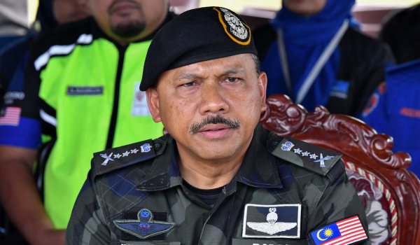 Dua bekas pengikut Ayah Pin antara 13 ditahan berhimpun luar Istana Negeri