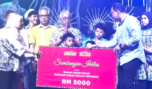 Sultan Pahang berkenan bersama rakyat saksikan 'The Legend Of The Sea'