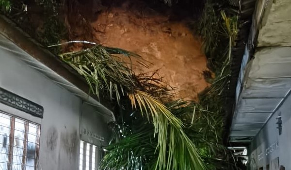 Runtuhan tanah yang menimpa dua buah rumah di Ampang.-Foto Bernama
