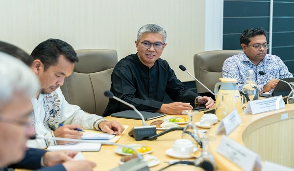 Foto Facebook Tengku Zafrul
