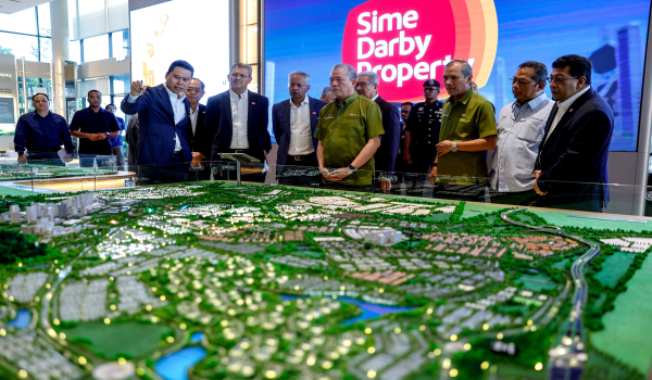 Timbalan Perdana Menteri yang juga Menteri Peralihan Tenaga dan Transformasi Air, Datuk Seri Fadillah Yusof melihat replika pembangunan hartanah Sime Darby Property pada Majlis Perasmian Projek Solar Kediaman di Shah Alam/Foto Bernama