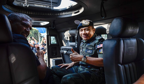 Ketua Polis Negara, Datuk Seri Mohd Khalid Ismail, ketika melawat kenderaan selepas Majlis Penyerahan Kenderaan Armoured Personnel Carrier (APC) Guardian kepada Polis Diraja Malaysia (PDRM) di Menara 1 Bukit Aman, hari ini/Foto BERNAMA