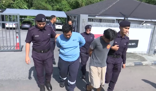 Mohammad Syafiq Azmi (kiri) dan Awie Serah ketika dibawa keluar dari Mahkamah Sesyen Kluang/ Foto RTM