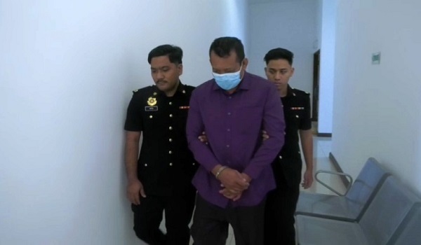 Pembantu hal ehwal JAIS, Amir Zubir, 45 dibawa ke Mahkamah Sesyen Shah Alam bagi pertuduhan rasuah/ Foto RTM