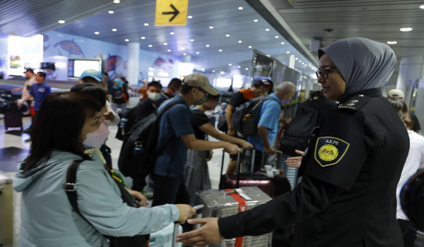 Agensi Kawalan dan Perlindungan Sempadan (AKPS) gagalkan percubaan gunakan pas palsu di pintu keluar KLIA / Foto Hiasan / Bernama
