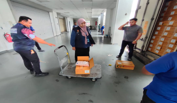 Rampasan dilakukan hasil pemeriksaan pegawai Kementerian Kesihatan Malaysia (KKM) di Laluan PGA, Kompleks ICQS Bukit Kayu Hitam pada 28 Ogos lalu / Foto AKPS Bukit Kayu HItam