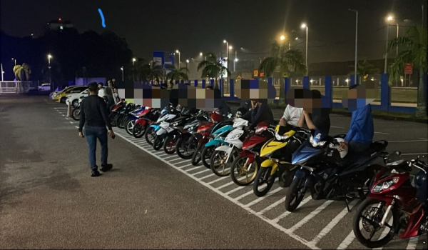 Seramai 29 individu berusia antara 14 hingga 28 tahun ditahan polis bersama 27 motosikal dalam operasi membanteras kegiatan lumba haram di sekitar Iskandar Puteri, awal pagi tadi / Foto IPD Iskandar Puteri