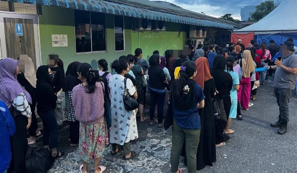 27 lelaki, 72 wanita dan lima kanak-kanak yang dipercayai melanggar Akta Imigresen 1959/63 serta Peraturan-Peraturan Imigresen 1963/JIM Sarawak